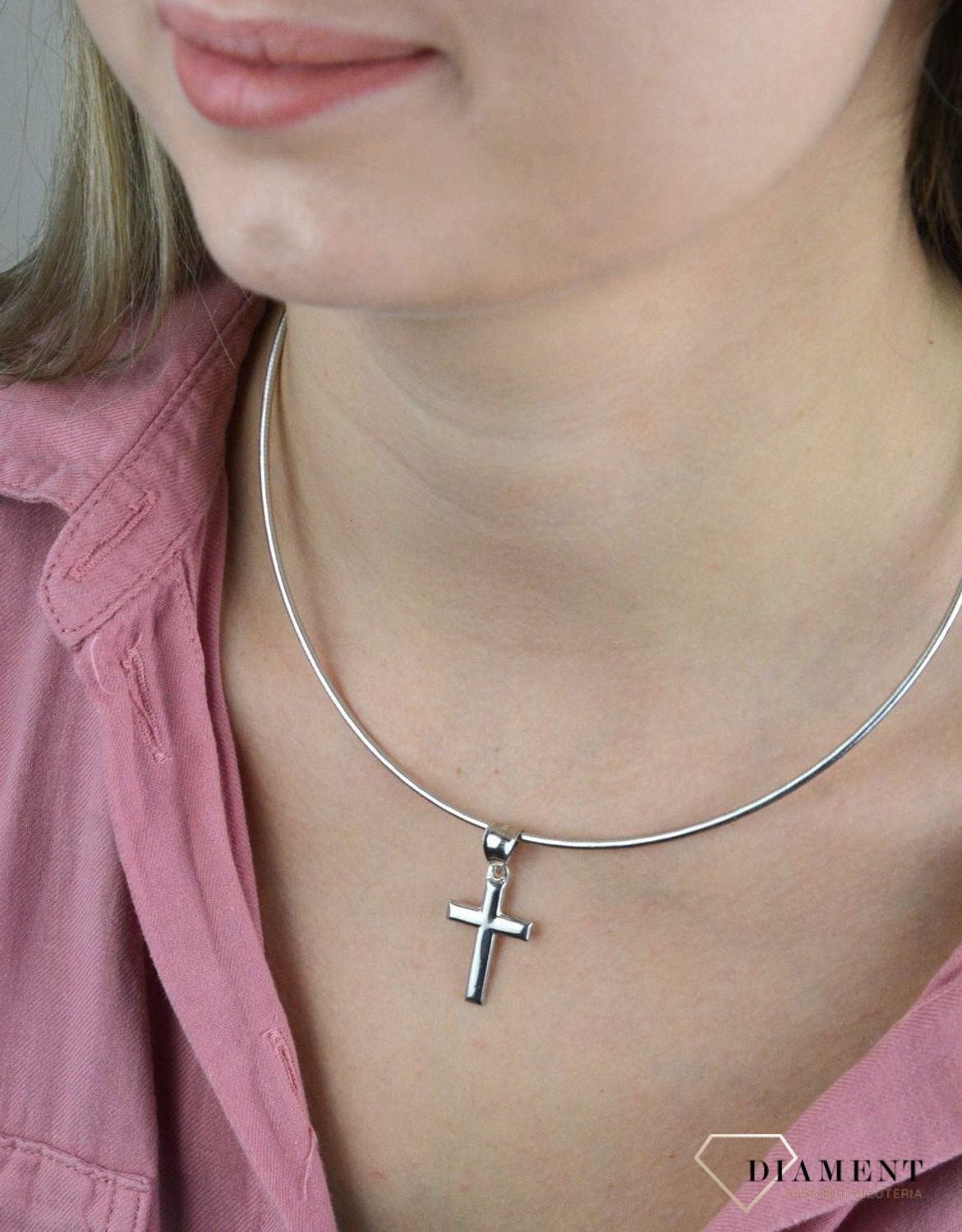 Srebrna zawieszka gładki krzyżyk DIA-ZAW-100981 TA-925. Efektowna zawieszka niewielkich rozmiarów w kształcie krzyżyk wykonano z wysokiej jakości srebra próby 925, z niezwykłą starannością i dbałością o każdy szczegół.jpg